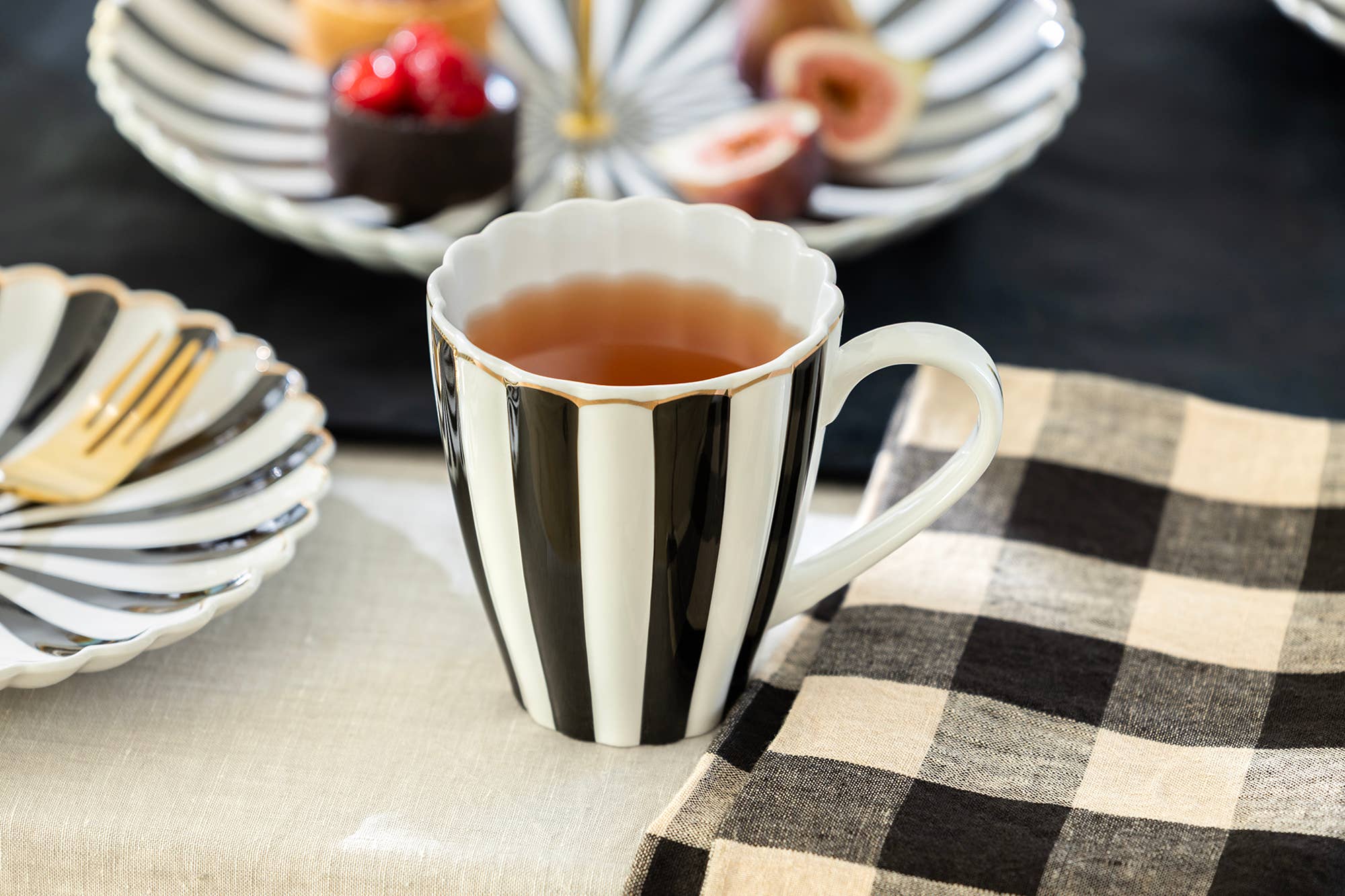 Black and White Scallop 13oz Fine Porcelain Mug